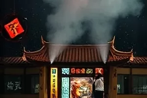长街短梦封面：深夜长街上连成一排的路灯