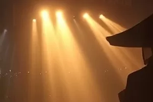 纸飞机航线封面：教室里飞向窗外的折纸飞机